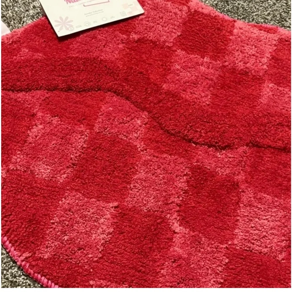 NatureStep Plush Red Lip-Shaped Rug 20 inch x 30 inch